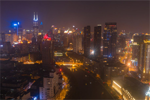 Exploring the Night Market with a Rich Local Atmosphere